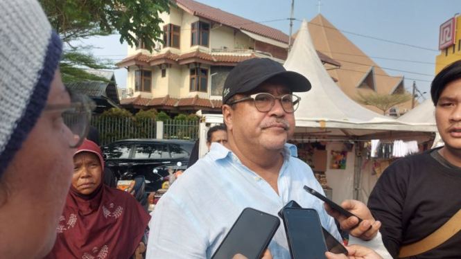 Rano Karno saat memberikan keterangan pers tentang perkembangan Pilkada Serentak 2024 di sela kegiatan bersama seniman di Festival Cisadane, Tangerang, Selasa, 23 Juli 2024.