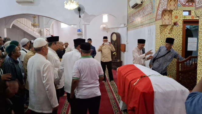 Almarhum Wapres RI ke-9 Hamzah Haz disalatkan