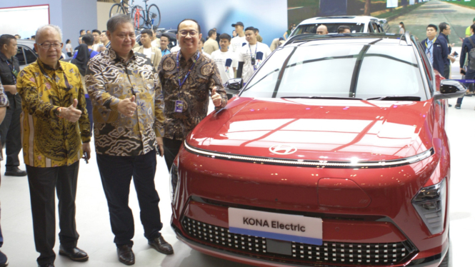 Menko Perekonomian dan Kona Electric di GIIAS 2024