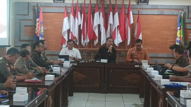 Rapat koordinasi dan dengar pendapat terkait insiden jatuhnya heli wisata yang difasilitasi Satpol PP Bali dengan mengundang 21 stakeholder