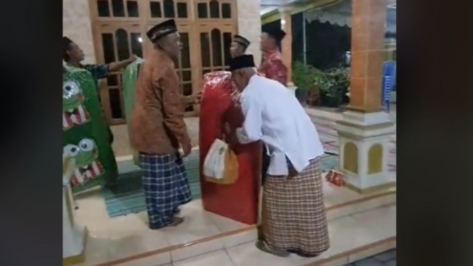 Viral! Bukan Cuma Berkat, Semua Jemaah Tahlilan di Blitar Dapat Kasur