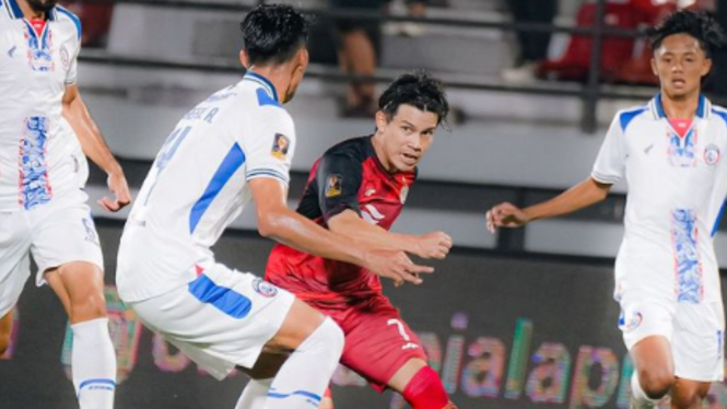 Pemain Persija Ryo Matsumura saat dikawal pemain Arema FC di Piala Presiden 2024