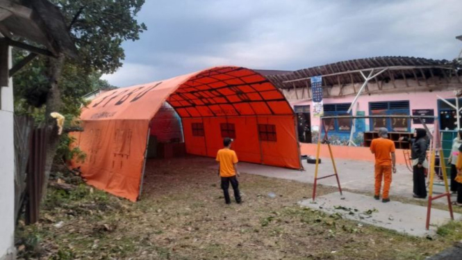 Petugas saat mengecek kondisi bangunan madrasah RA Muhammad Ramdhan.