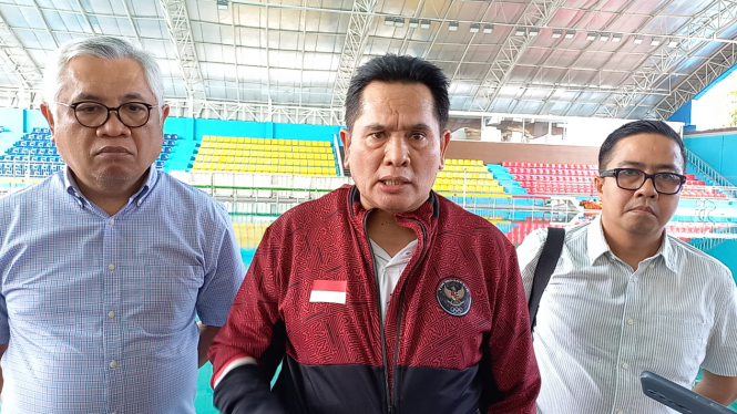 Wakil Ketua PBAI, Sarman Simanjorang saat meninjau venue PON 2024 di Kolam Renang Selayang, Kota Medan.(B.S.Putra/VIVA)