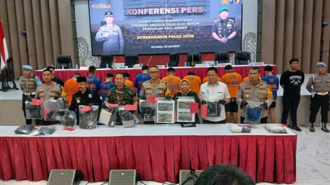 Kapolda Jatim merilis 13 tersangka pesilat PSHT keroyok anggota Polres Jember.