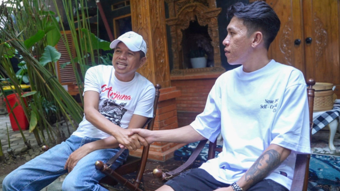 Teman Eky, Fransiskus Marbun saat berbincang dengan Dedi Mulyadi