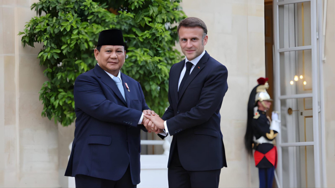 Menteri Pertahanan (Menhan) RI Prabowo Subianto melakukan kunjungan kerja (kunker) ke Prancis dan bertemu Presiden Prancis, H.E. Mr. Emmanuel Macron (sumber: Biro Humas Setjen Kemhan)