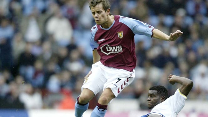 Lee Hendrie saat memperkuat Aston Villa