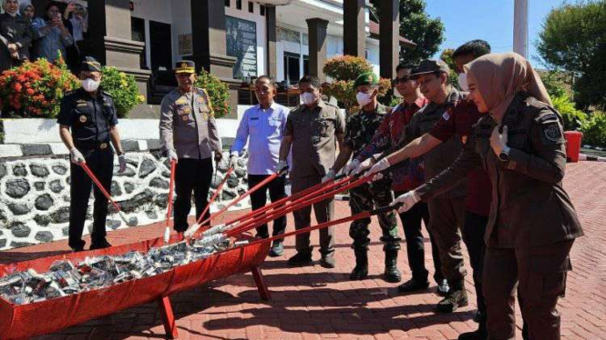 Bea Cukai Parepare Hadiri Pemusnahan Barang Bukti yang Telah Berkekuatan Hukum T