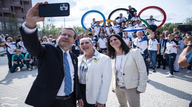 Presiden Israel Yitzhak Herzog mengunjungi atlet Olimpiade Israel di Paris