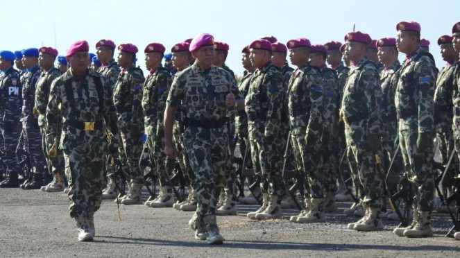 VIVA Militer: Danpasmar 1 Brigjen TNI (Mar) Umar Farouq periksa pasukan VIVA Militer: Danpasmar 1 Brigjen TNI (Mar) Umar Farouq periksa pasukan