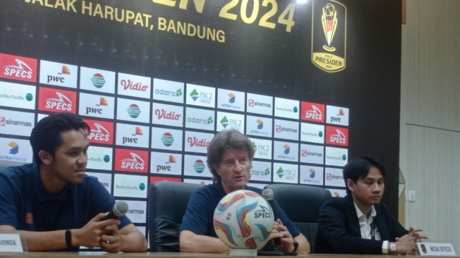 Pelatih Borneo FC, Pieter Huistra dalam sesi jumpa pers (foto: Dede Idrus) 