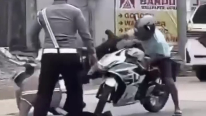 Pengendara motor sport menerobos razia dan menabrak polisi yang bertugas di daerah Berau, Kalimantan Timur (Kaltim) lantaran takut di tilang.