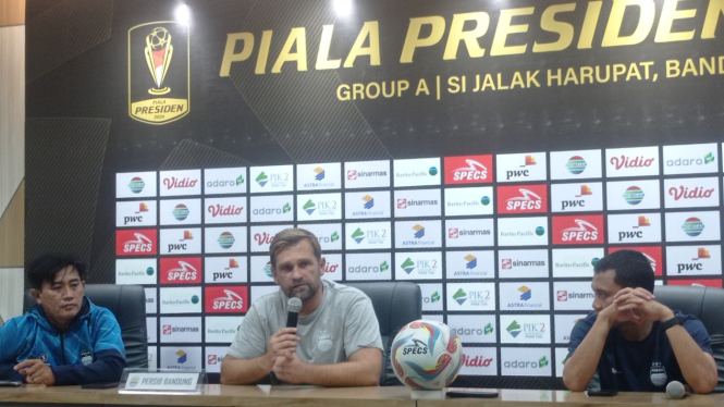 Asisten Pelatih Persib, Igor Tolic dalam sesi jumpa pers usai laga melawan Persis Solo (foto: Dede Idrus) 