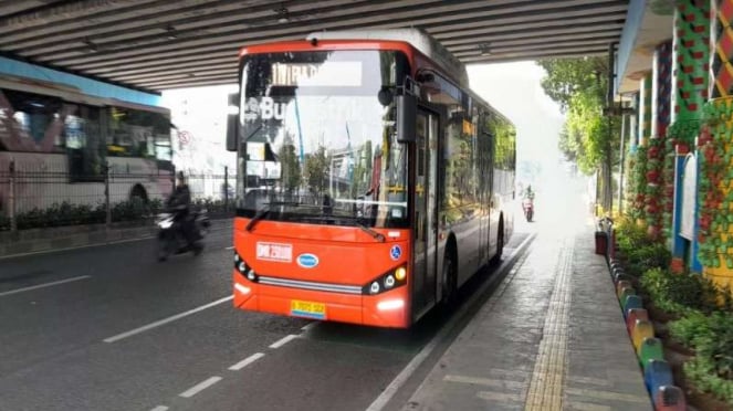 Bus Transjakarta 11W melintas di kolong Fly Over Klender, Jakarta.