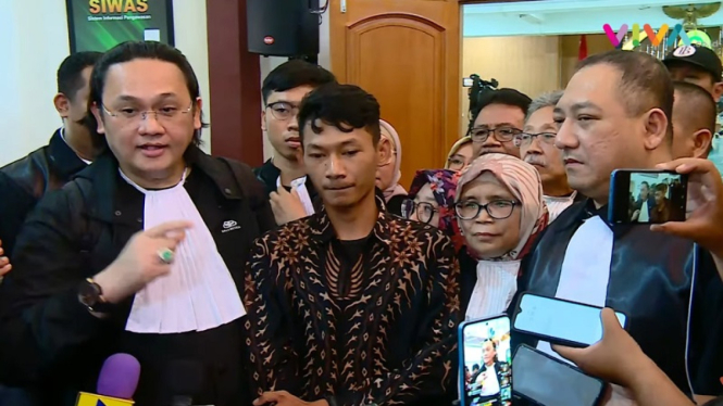 Saka Tatal bersama kuasa hukumnya usai sidang PK di PN Cirebon