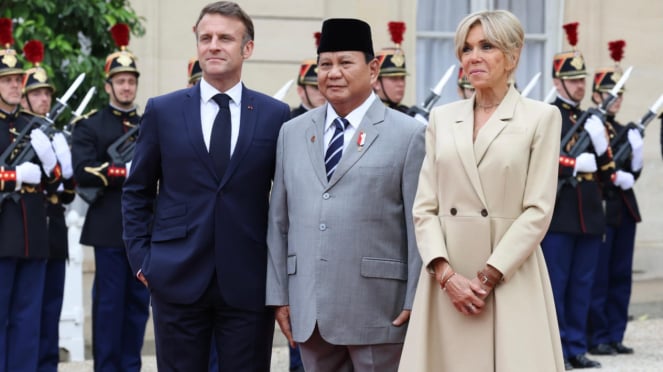El presidente francés, Emmanuel Macron, y el ministro de Defensa Prabo Subanto con su esposa