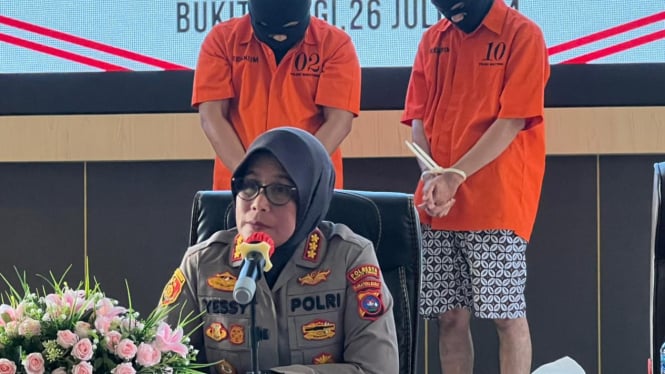 Dua tersangka dihadirkan saat jumpa pers