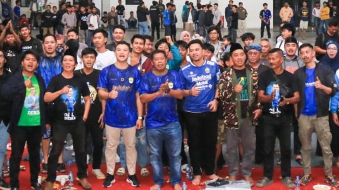 Relawan Bang Ara bersama bakal calon Bupati Majalengka Eman Suherman.