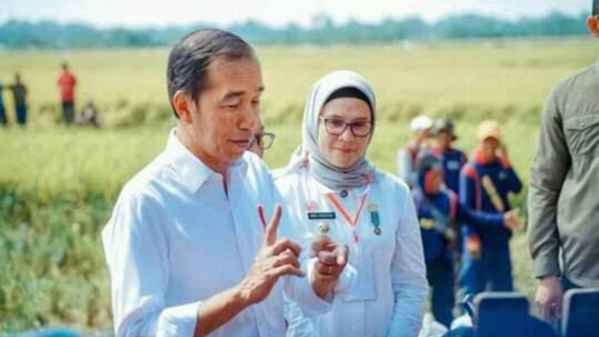 Presiden Jokowi dan Bupati Indramayu Nina Agustina