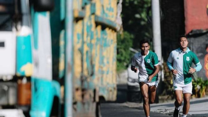 Pemain PSMS Medan menjalani cross country