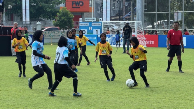 Sejumlah siswi sedang berebut bola di kejuaraan MilkLife Soccer Challenge - Solo Series 1 2024 di Lapangan Kota Barat, Solo pada Sabtu, 27 Juli 2024