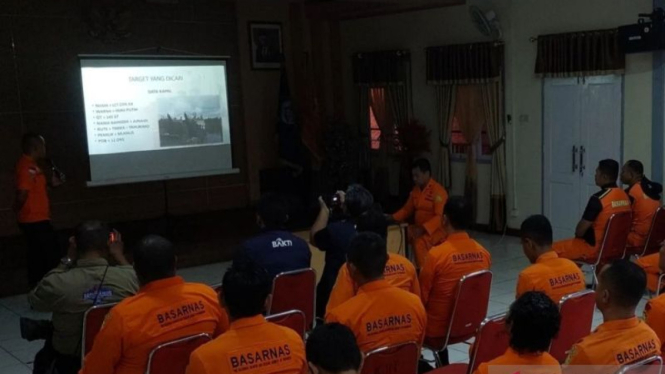 Sejumlah Personel Kantor SAR Timika dan perwakilan BAKTI Kementerian Komunikasi dan Informatika melangsungkan rapat operasi pencarian Kapal LCT Citra XX di Timika, Papua Tengah, Rabu, 24 Juli 2024.