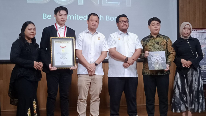 Penghargaan MURI rekor penjualan suplemen peninggi badan di marketplace