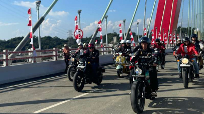 Presiden Jokowi Naik Motor Cek Jalan Tol Menuju Jembatan Pulau Balang, Kaltim