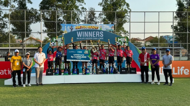 Skuad putri SD Negeri Tempel usai meraih tropi juara KU 12 MilkLife Soccer Challenge Solo Series 1 2024 di Lapangan Kota Barat, Solo, Minggu, 28 Juli 2024.