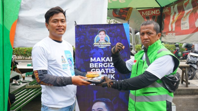 Relawan Gibran bagikan makan bergizi gratis.