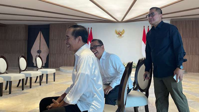 Presiden Jokowi Bersama Mensesneg Pratikno di Kantor Presiden IKN