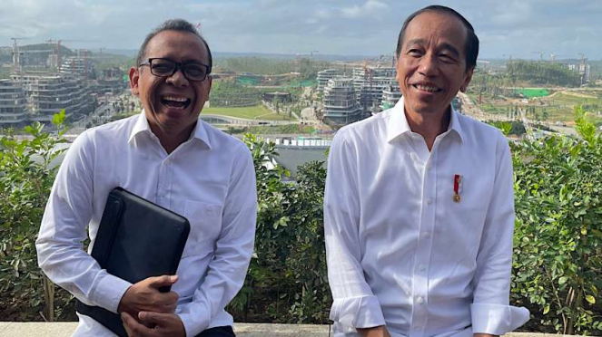 Presiden Jokowi Bersama Mensesneg Pratikno di Kantor Presiden IKN Nusantara