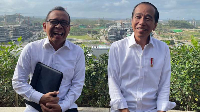 Presiden Jokowi Bersama Mensesneg Pratikno di Kantor Presiden IKN Nusantara