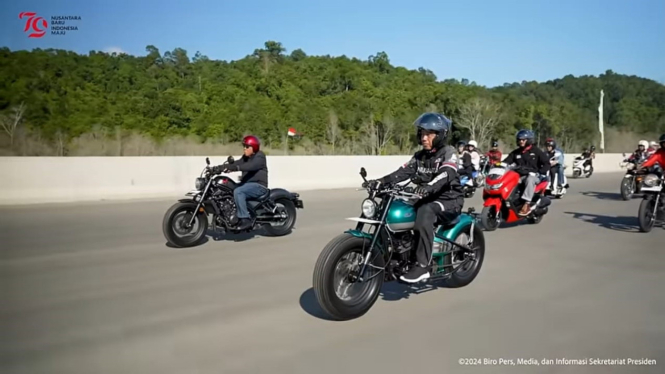 Presiden Jokowi Naik Motor Cek Jalan Tol Menuju Jembatan Pulau Balang, Kaltim