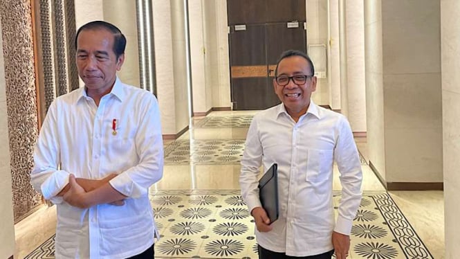 Presiden Jokowi Bersama Mensesneg Pratikno di Kantor Presiden IKN Nusantara