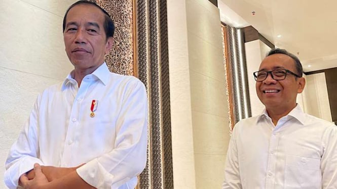 Presiden Jokowi Bersama Mensesneg Pratikno di Kantor Presiden IKN