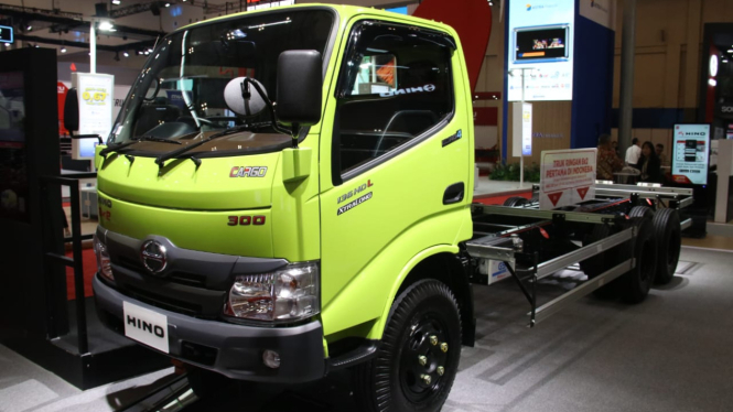 HINO 300 - 136 HDL 6x2 light duty truck 