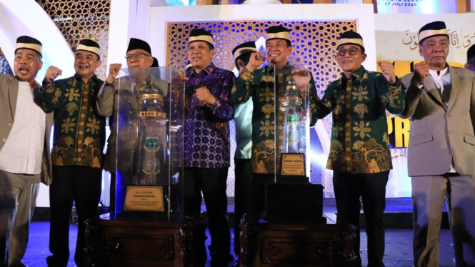 Penyerahan piala MTQ tingkat Provinsi Banten