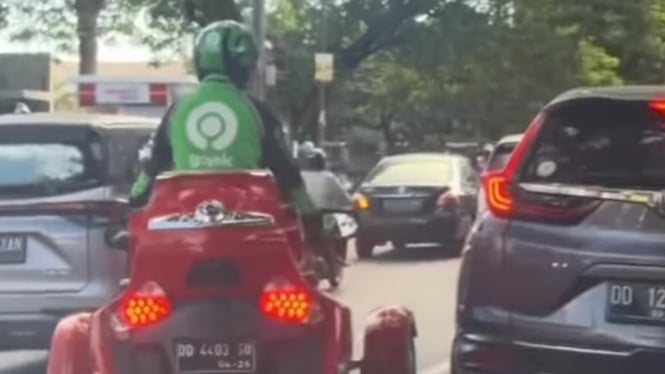 Gojek naik motor roda tiga Spyder Can-Am