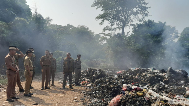 Petugas melakukan pemadaman pada lokasi kebakaran tempat pembuangan sampah ilegal