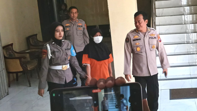 FR perakit bom ikan saat digelandang di Markas Polda Jatim di Surabaya.