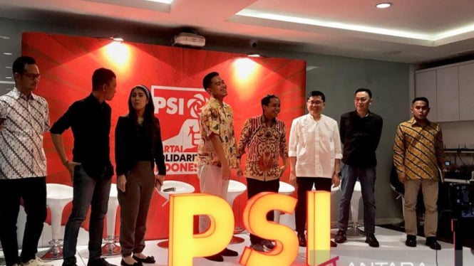 Ketua Umum PSI Kaesang Pangarep (keempat kiri) dan Sekretaris Jenderal PSI Raja Juli Antoni (keempat kanan) di kantor pusat PSI, Jakarta, Kamis, 25 Juli 2024, selepas memberikan surat rekomendasi kepada 23 bakal calon kepala daerah.