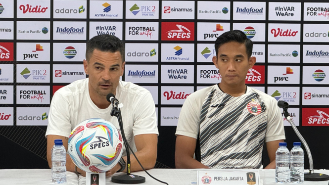 Pelatih Persija Carlos Pena dan pemain Rizky Ridho saat konferens persi di Stadion Manhan, Solo, Senin, 29 Juli 2024.