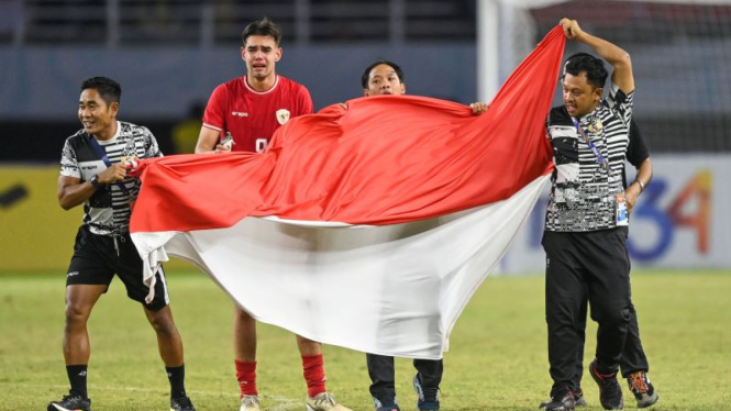 Striker Timnas Indonesia U-19, Jens Raven (kedua dari kiri)