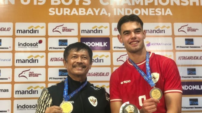 Pemain Timnas Indonesia U-19 Jens Raven dan pelatih Indra Sjafri