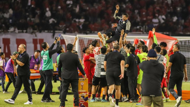 Pelatih Timnas Indonesia U-19, Indra Sjafri rayakan juara Piala AFF U-19