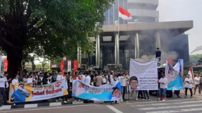 Gerakan Mahasiswa Penegak Hukum (GMPH) menggelar aksi desak KPK didepan Gedung Merah Putih, Jakarta Selatan