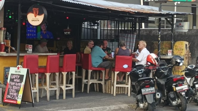 Wisatawan asing di Bali sedang berada di sebuah cafe di Sanur