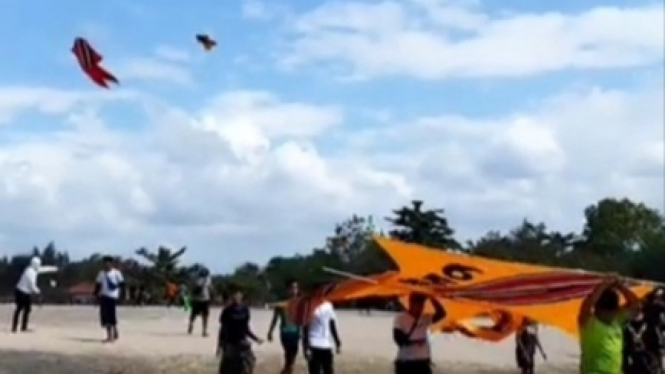 Layangan jumbo yang akan diterbangkan di Pantai Mertasari